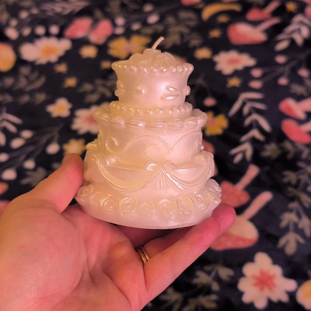 Elegant White Cake-Shaped Candle